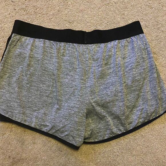 Women’s Dansko exercise shorts - Picture 3 of 6